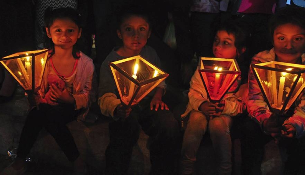 La actividad reúnce a cientos de familias y sus pequeños que gozan de la iluminación.