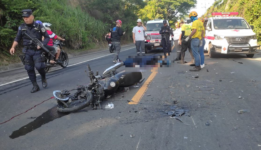 Motociclista muerto tras accidente en Troncal del Norte, Apopa. Cortesía Comandos de Salvamento
