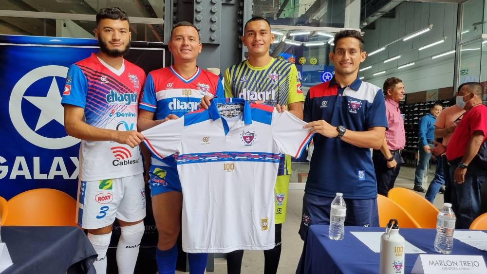 Firpo presentó su nueva camiseta edición centenario. / Luis Ángel Firpo