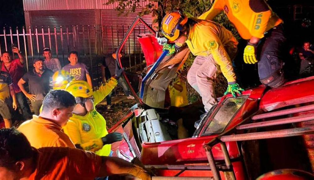 Otras dos personas murieron el sábado en un aparatoso accidente en Guazapa. / Cortesía Comandos de Salvamento