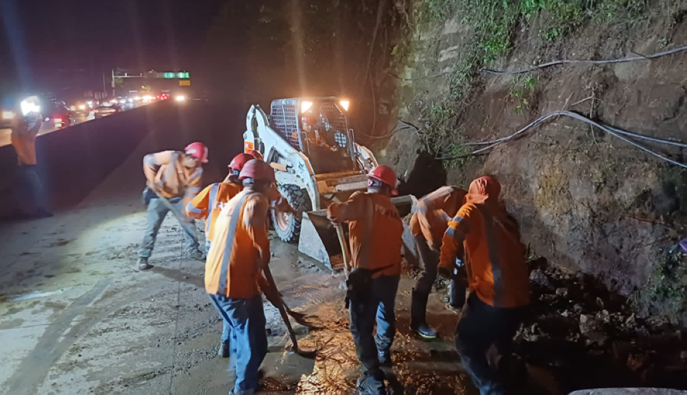 Trabajadores del Fovial recogen escombros de nuevo derrumbe en Los Chorros. Cortesía Fovial