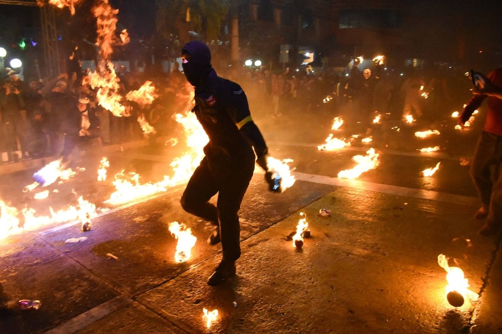 El fuego cruzado es literalmente es vivido por el público, bajo su propia responsabilidad. / Fotos: Emerson del Cid