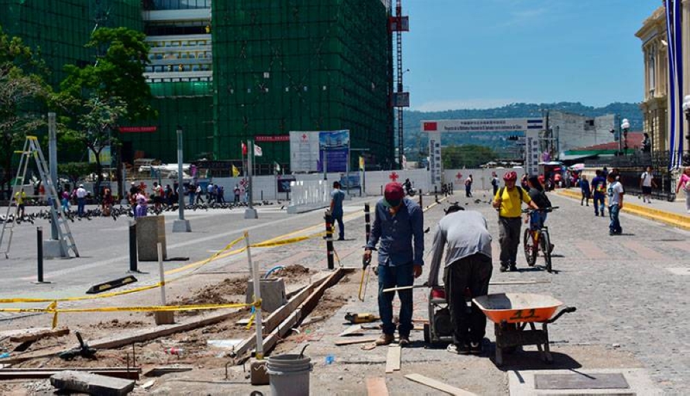 También hacen mejoras sobre la plaza Gerardo Barrios, frente al Palacio Nacional. / J.M.