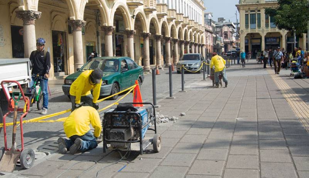 Empleados del MOP también remozan la plaza Libertad. / Lisbeth Ayala.