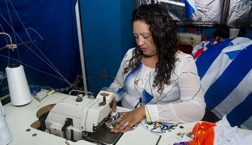 Ella es la única costurera que fabrica las piezas típicas en el mercado Central. / Lisbeth Ayala.