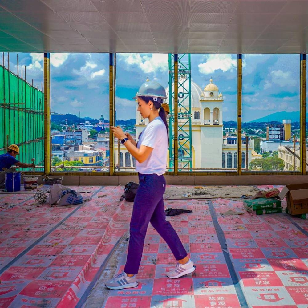 La legisladora recorre uno de los niveles dsde donde se ve la fachada de la Catedral Metropolitana de San Salvador. Cortesía