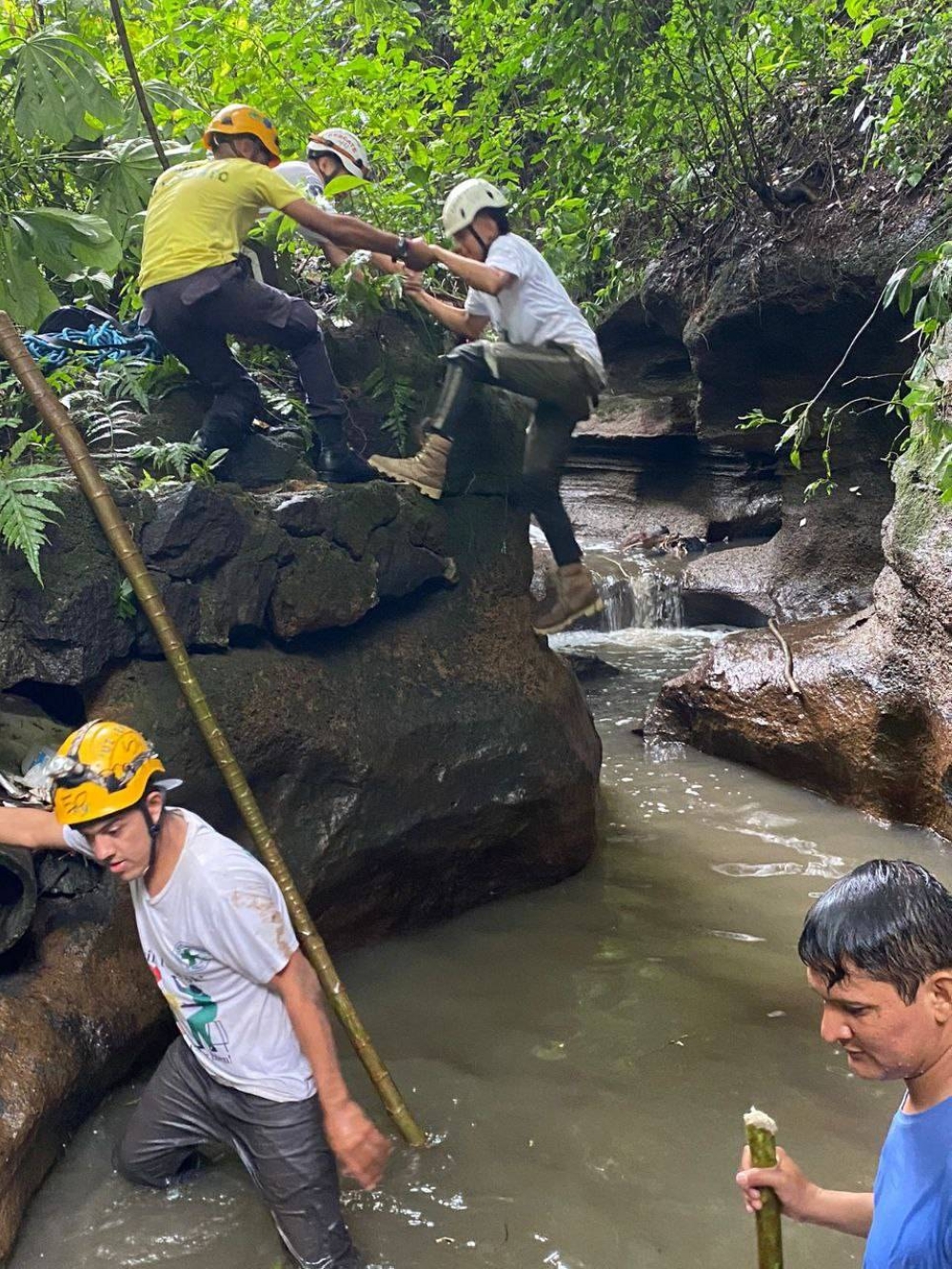 Socorristas de Cruz Verde seccional El Congo buscan a una menor de edad quien fue arrastrada por la corriente de una quebrada en Santa Ana. / Foto de Cruz Verde