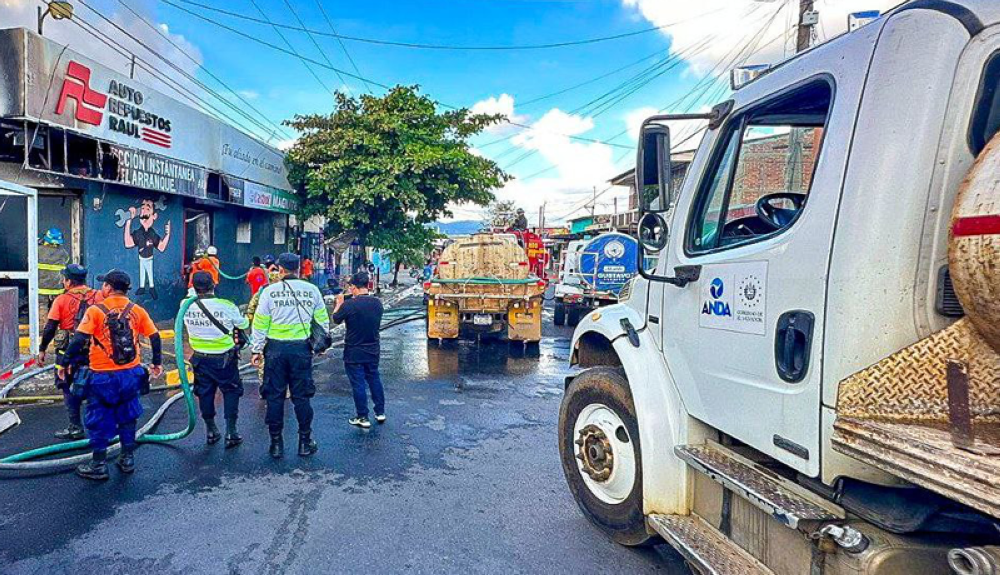 Pipas de ANDA proveyeron de agua a el Cuerpo de Bomberos. Cortesía