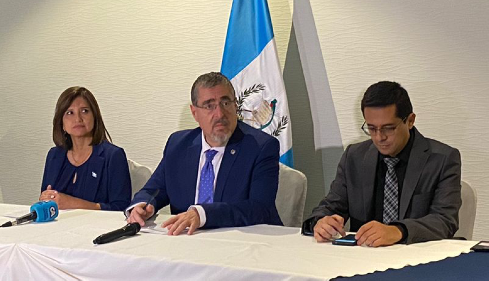 Bernando Arévalo, presidente electo de Guatemala junto a su vicepresidenta Karin Herrera, anuncian que se retiran del proceso de transición. Cortesía Azteca Guatemala 