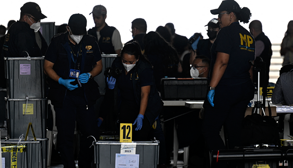 Agentes del Ministerio Público de Guatemala allanan una de las unidades del Tribunal Supremo Electoral.AFP