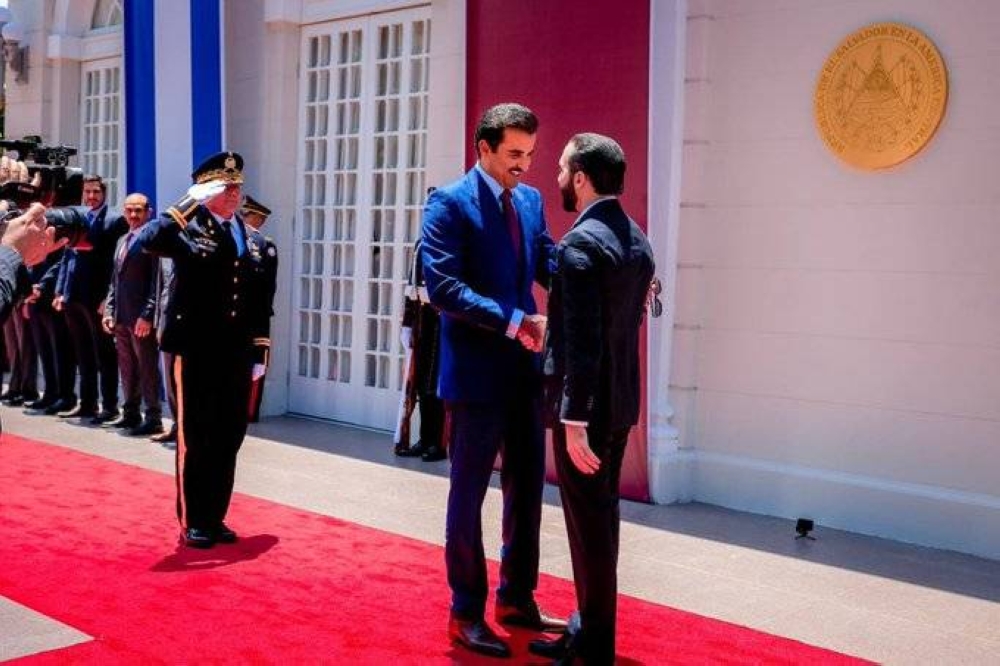 El presidente salvadoreño, Nayib Bukele, recibe en Casa Presidencial, al emir de Catar, Tamin bin Hamad Al Thani, antes de cantar los himnos de sus países. / NI.