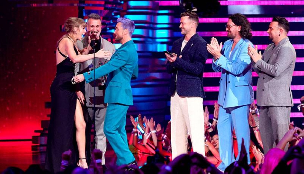 Taylor Swift received the first prize from her childhood idols: *NSYNC.