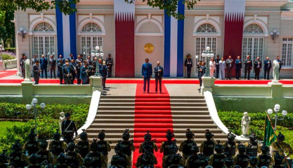 En la visita oficial, ayer, ambos jefes de Estado entonaron los himnos de sus países frente a un grupo de militares.  / Capres.