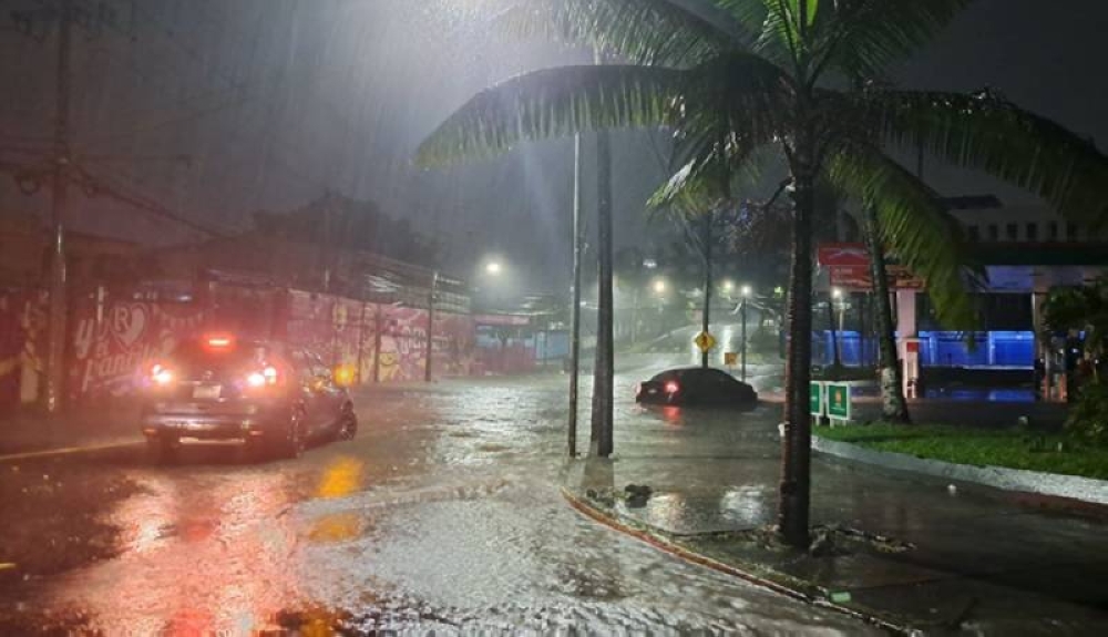 5a Avenida Norte anegada tras las tormentas de este miércoles. Foto DEM-Iliana Cornejo
