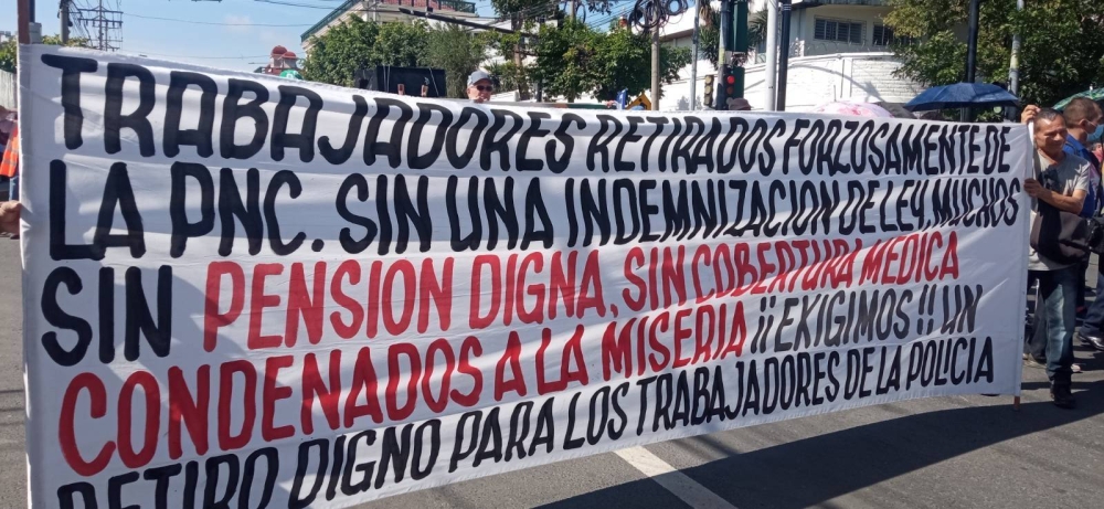 Trabajadores retirados de la Policía Nacional Civil (PNC) reclamaron mejores pensiones en la protesta. / Francisco Valle.