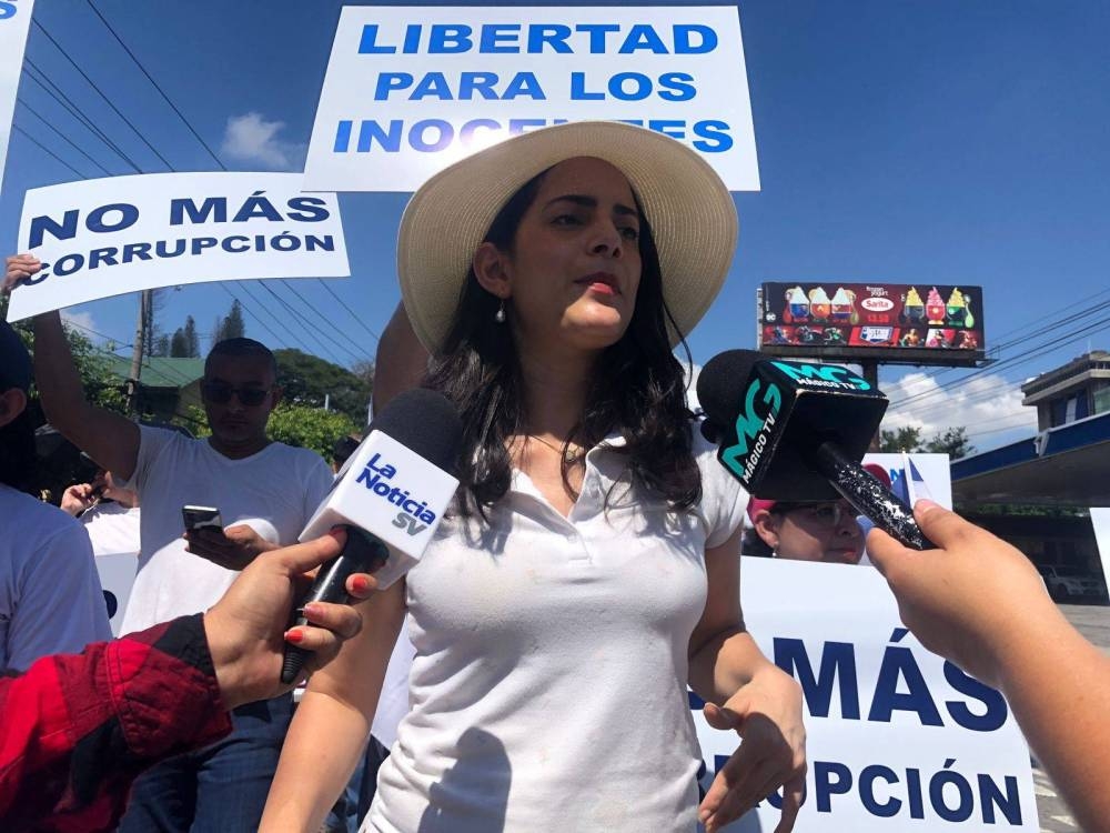 Claudia Ortiz, diputada por el partido Vamos, se unió a la marcha para pedir justicia a familiares y víctimas inocentes del régimen de excepción y apoyo al sector agropecuario. / Francisco Valle.