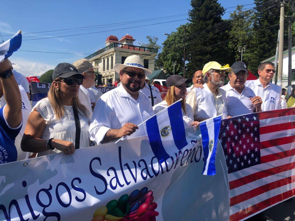Arena's presidential candidate, Salvadoran Abroad Joel Sánchez, said he was marching to defend human rights, the constitution and respect for the law. He is accompanied by Ruben Zamora and Ronal Umaña.  /Francisco Valle.