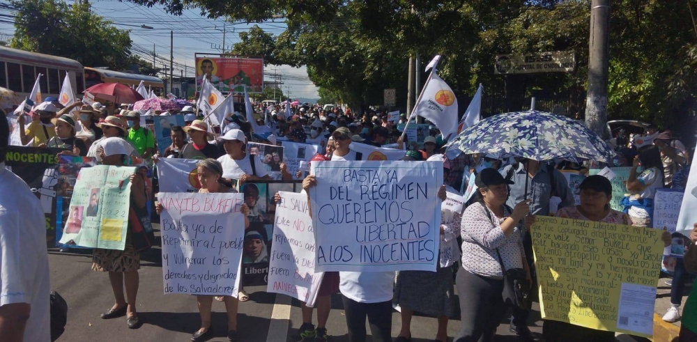 Familiares protestan contra capturas supuestamente arbitrarias en el régimen de excepción. La asociación Socorro Jurídico Humanitario señala 185 muertes en penales. / Francisco Valle.