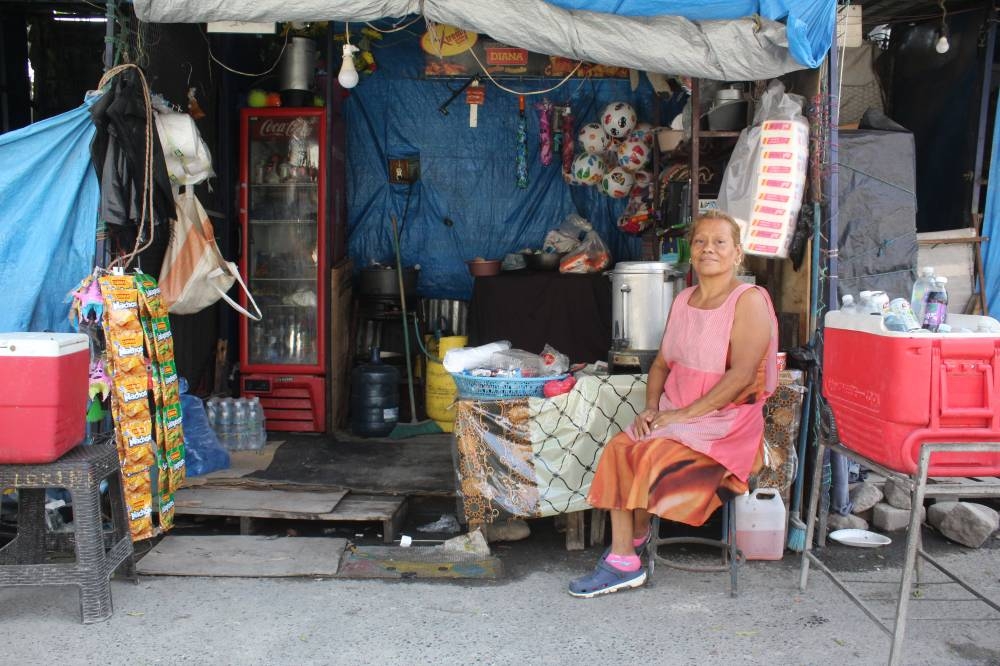 Doña Marta vende aún en la 2a avenida Sur, en el centro de San Salvador. / Emerson Del Cid. 