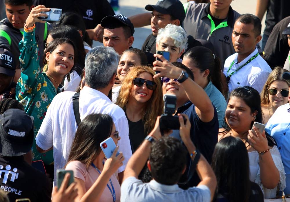 Siempre hay oportunidad para una selfie con la colombiana. / Foto: AFP
