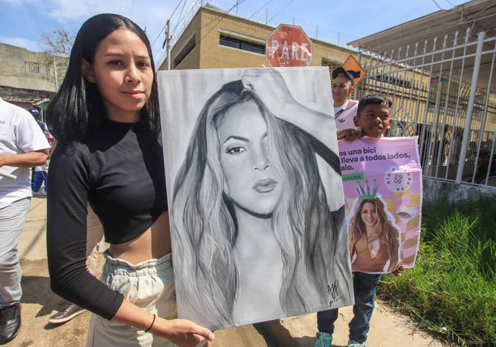 Los jóvenes de la comunidad también prepararon imágenes para Shakira. / Foto: AFP