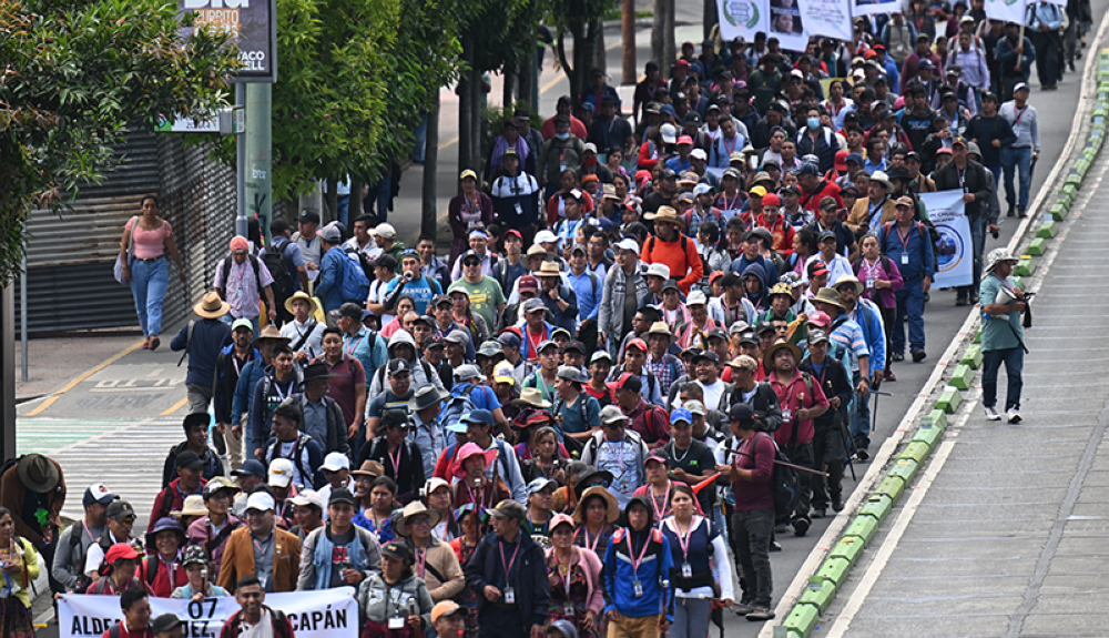 Una de las numerosas alcaldía indígenas de Guatemala marcha para presionar la destitución de funcionarios del Ministerio Público.AFP