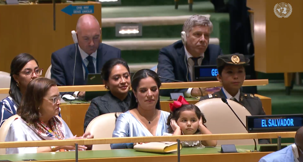 La esposa de presidente, la primera dama de la república, Gabriela de Bukele, y su hija Layla, durante el discurso del mandatario. / Imagen de video de la ONU.