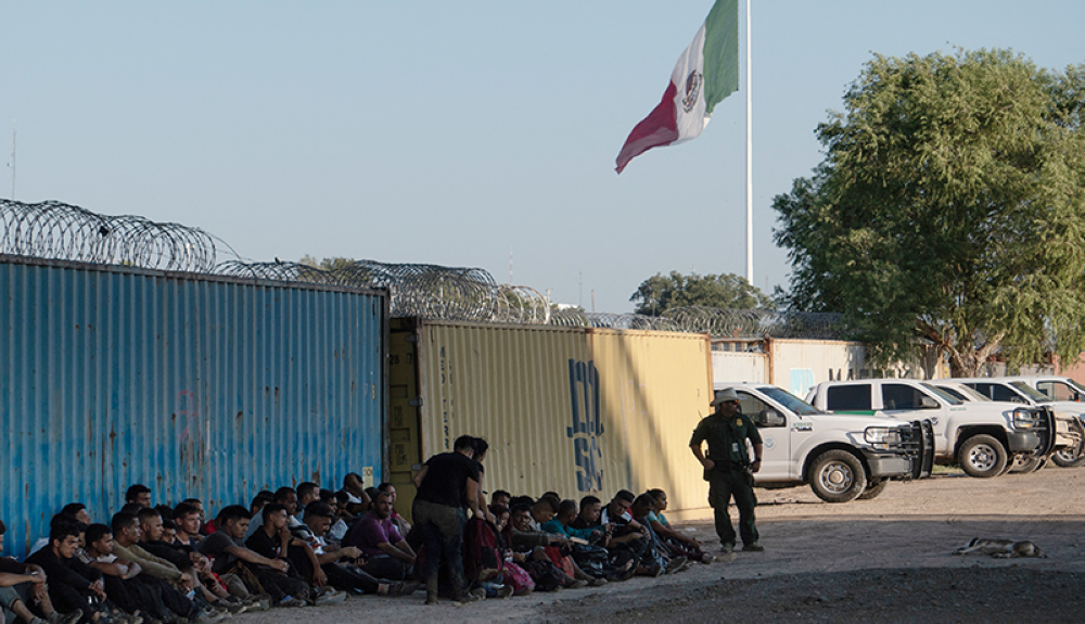 Los migrantes esperan ser procesados ​​por agentes de Aduanas y Protección Fronteriza de EE.UU. después de cruzar el Río Grande, Texas.AFP