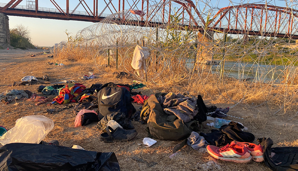 Las pertenencias de los migrantes quedan en el suelo después de cruzar la frontera entre Estados Unidos y México en Eagle Pass, Texas.AFP