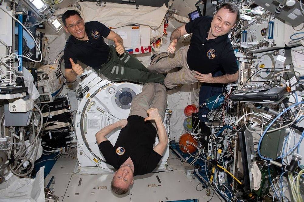 El astronauta Frank Rubio en la nave Soyuz MS-22 junto a los cosmonautas Sergey Prokopyev y Dmitry Petelin.