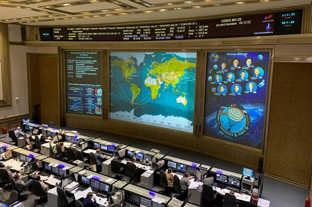 El personal del Centro de Control de Misión preparándose para iniciar el aterrizaje de la cápsula Soyuz MS-23. / Foto de AFP.