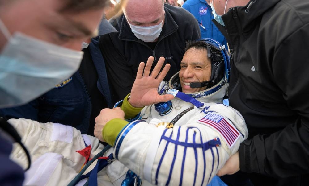 Frank Rubio regresó a la Tierra después de pasar 371 días en la Estación Espacial Internacional (EEI). / Foto retomada de AFP.