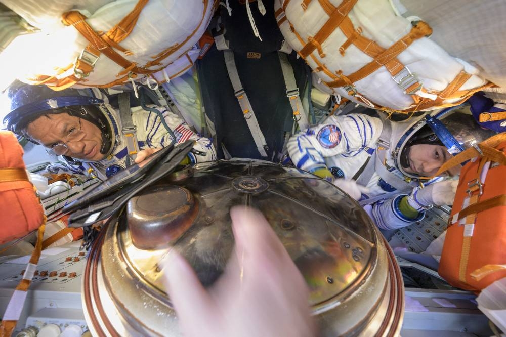 El astronauta Frank Rubio a la izquierda, acompañado por el cosmonauta Dmitri Petelin, ambos son vistos dentro de la nave Soyuz MS-13.