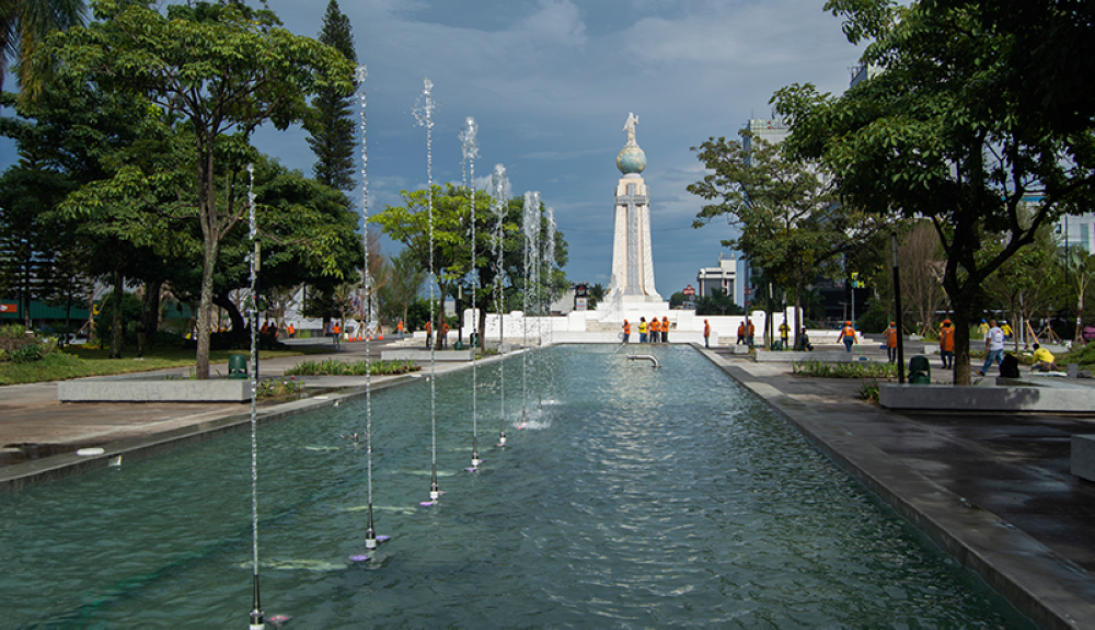 Trabajadores del Fovial concluían los retoques finales en la plaza Divino Salvador del Mundo. Foto DEM-Lisbeth Ayala