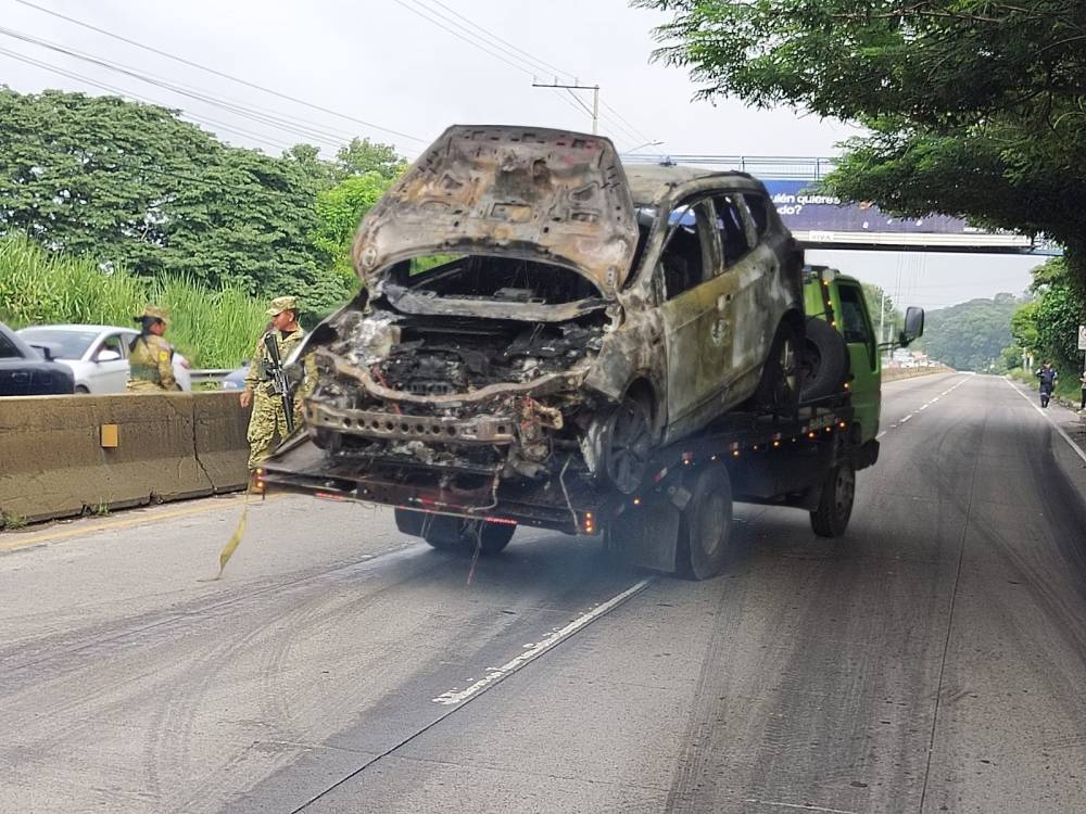 El vehículo ya fue removido de la zona de Los Chorros y el paso vehicular ya fue habilitado. / Cortesía.