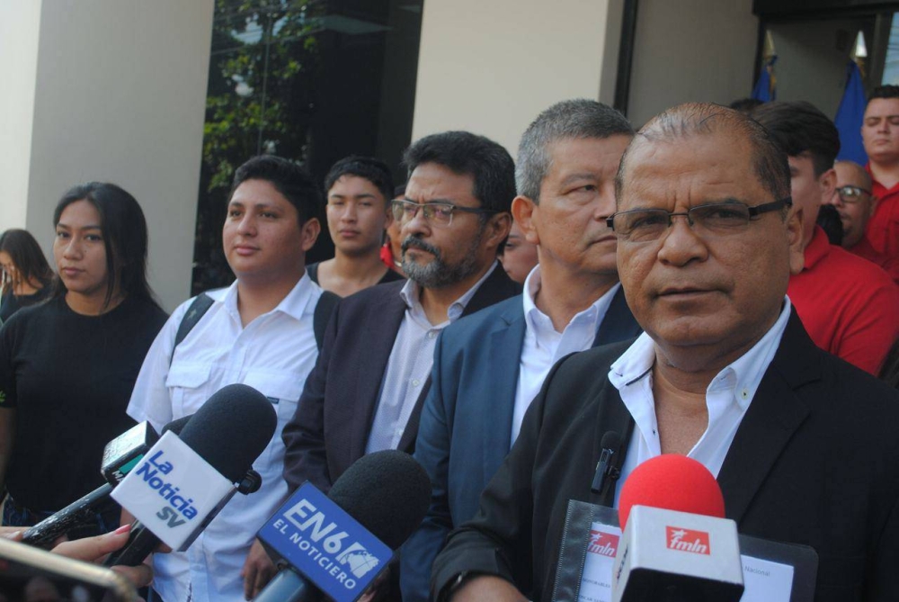 Óscar Ortíz junto a Manuel Flores y Werner Marroquín solicitaron al TSE la inscripción de sus candidatos a diputados la mañana de este jueves / Gracia Bernal.