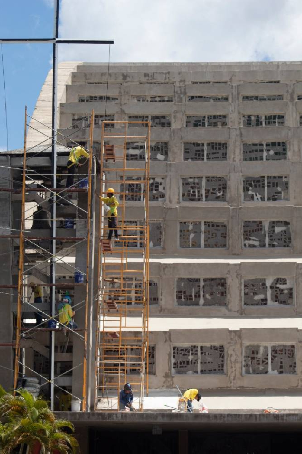 Foto tomada el 1 de octubre de 2023 en la iglesia El Rosario, San Salvador, donde trabajadores del Ministerio de Obras Públicas hicieron algunas 