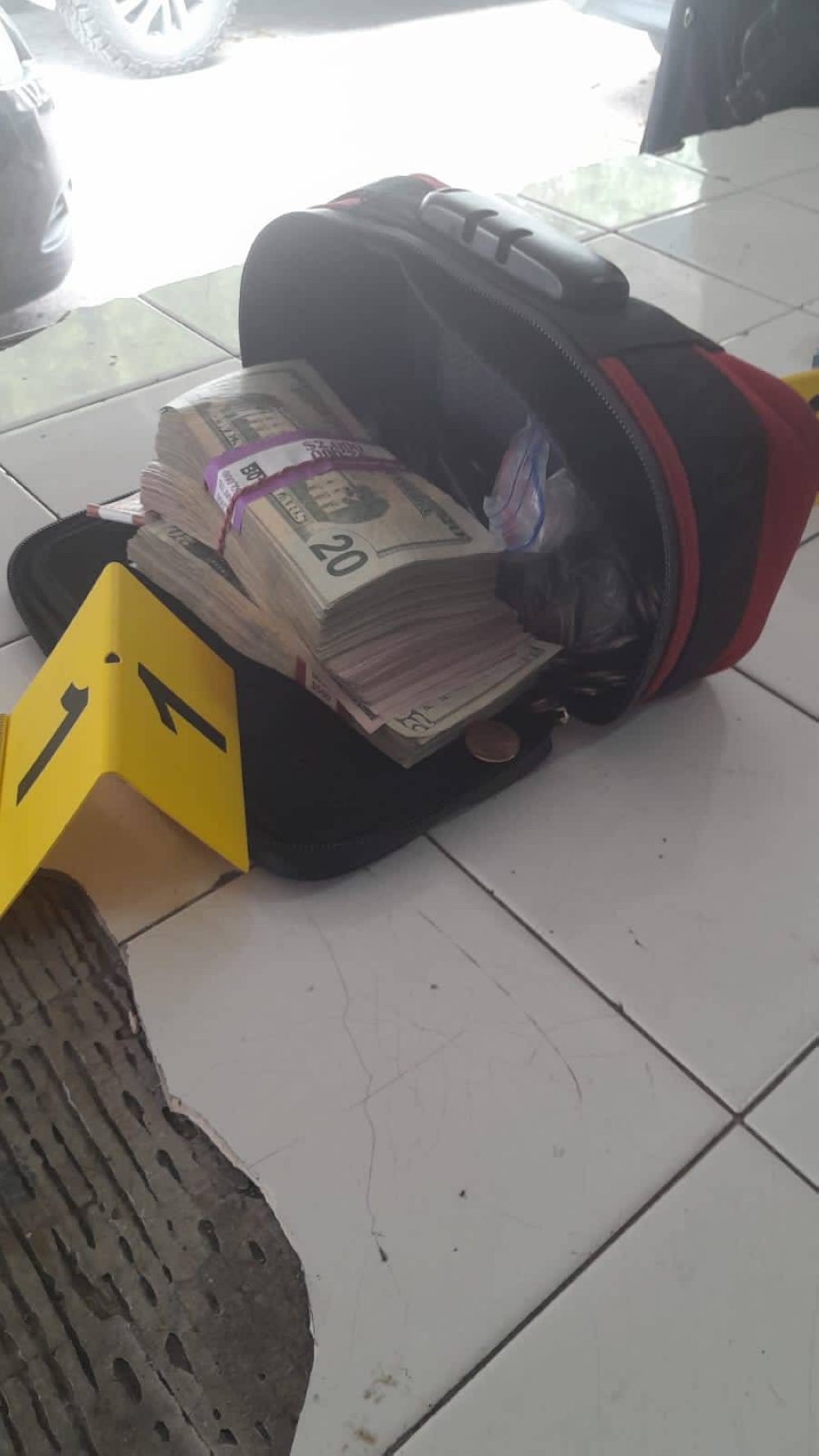 La Fiscalía en conjunto con la Policía Nacional Civil realizaron el allanamiento donde encontraron $10,150. / FGR