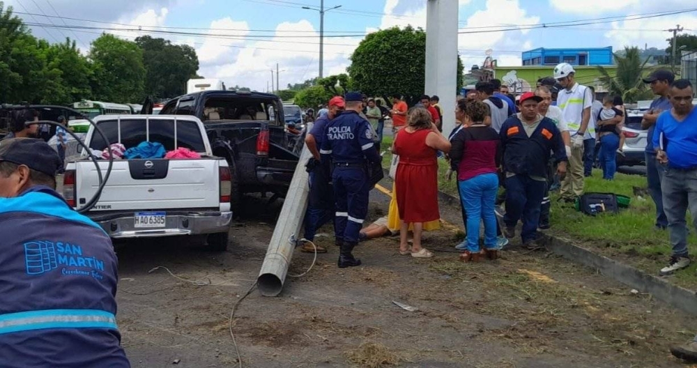 Personal de la PNC llegó al lugar para asistir a las personas. / PNC