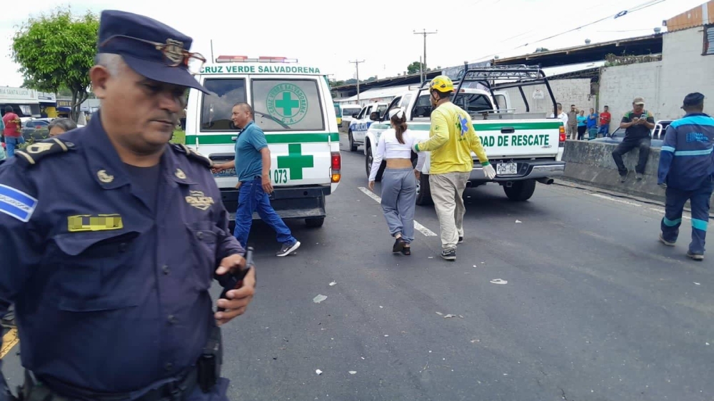 Equipo de Cruz Verde llegó al lugar del accidente para dar asistencia a los lesionados. / Cruz Verde.