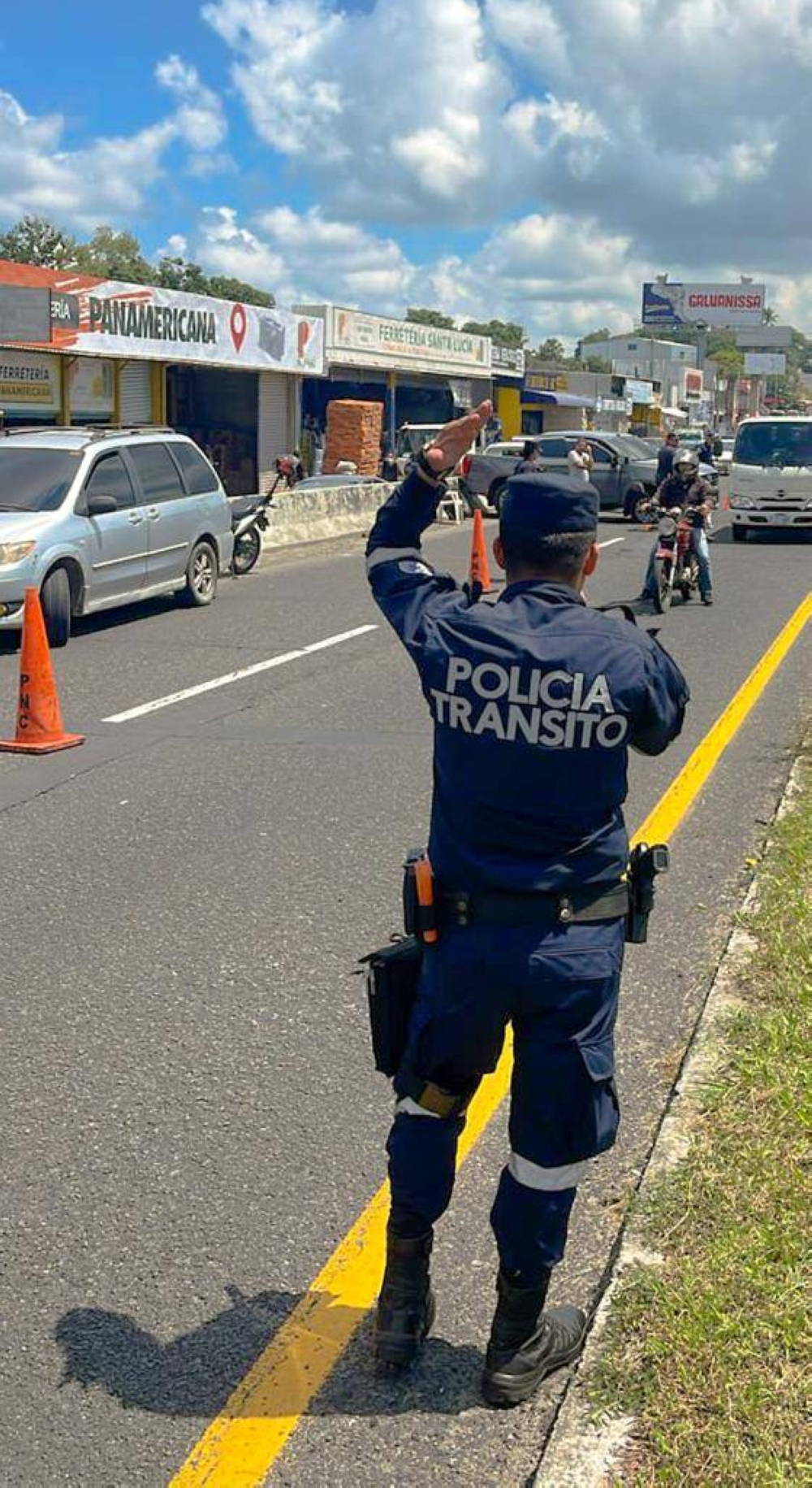 Un agente de la Policía Nacional Civil orienta el tráfico vehicular en la zona del accidente de tránsito / PNC.