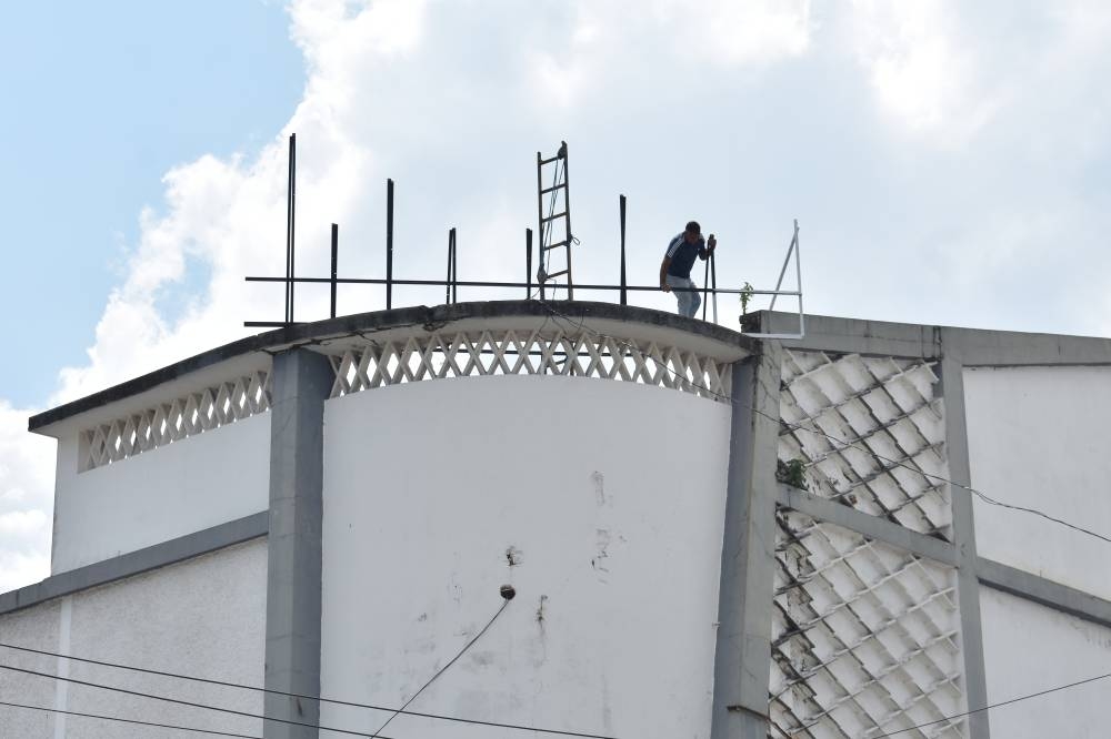 Un hombre trabajaba en mejorar la estructura metálica que sostiene a las icónicas letras. / Emerson Del Cid. 