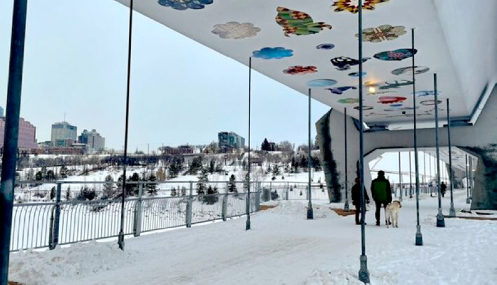 Una estación de trenes ha sido adornada con una propuesta artística de los salvadoreños Michelle Campos-Castillo y Roger Garcia en Edmontón, Canadá. Cortesía @MarkConnollyCBC