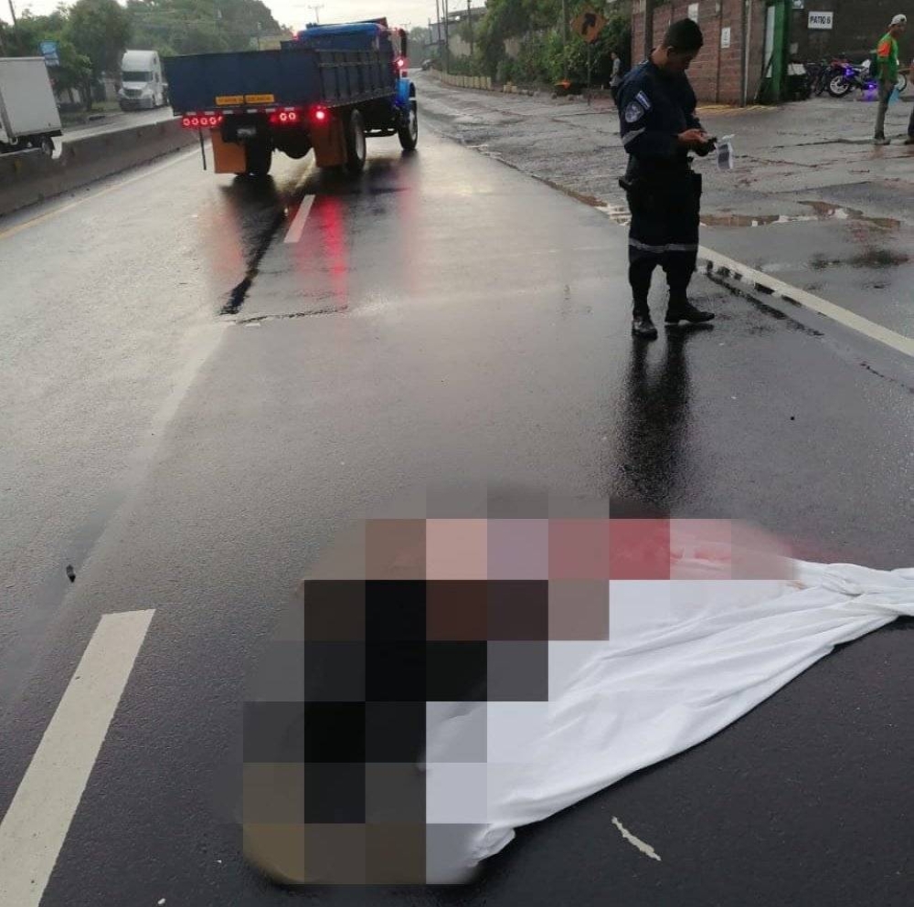 La PNC llegó al lugar de los hechos, donde una mujer murió arrollada por un motociclista. / cortesía.