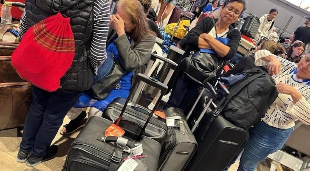 Los salvadoreños han quedado varados en los aeropuertos.