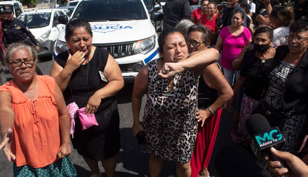 Las mujeres de La Campanera exigieron justicia, mientras la policía subía a Alvarado a la patrulla. / Emerson del Cid