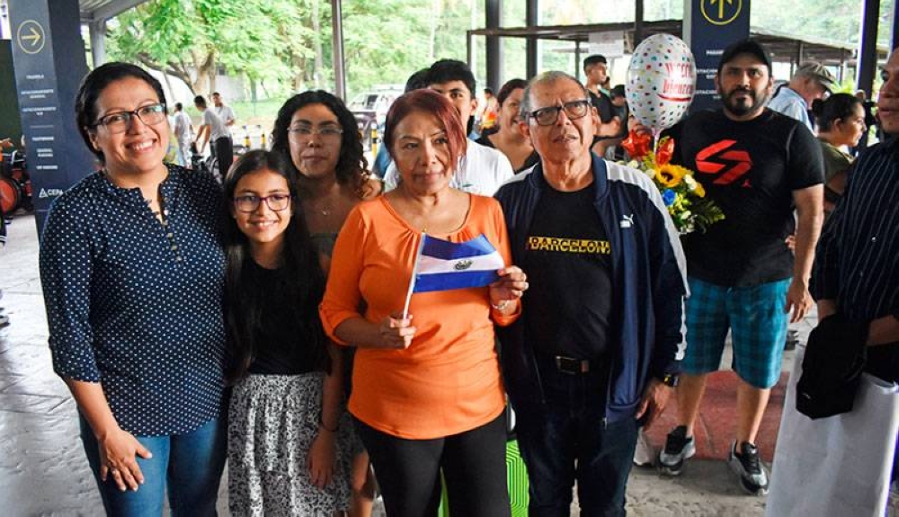 La familia Núñez se reencontró ayer en el aeropuerto internacional. / Emerson del Cid