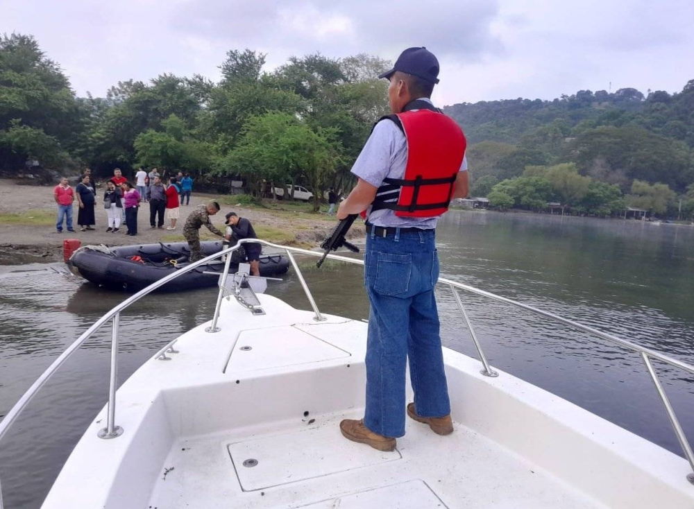 Las autoridades de la Fuerza Naval reportaron la desaparición de una persona en el lago de Ilopango, quien posteriormente fue encontrado sin vida.