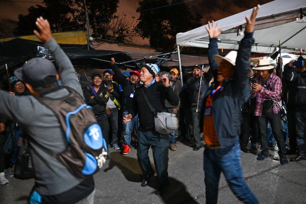 Autoridades Ancestrales de Guatemala a las afueras de una de las sedes del Ministerio Público donde exigen la renuncia de la fiscal general, Consuelo Porras y Rafael Curruchiche. / AFP.