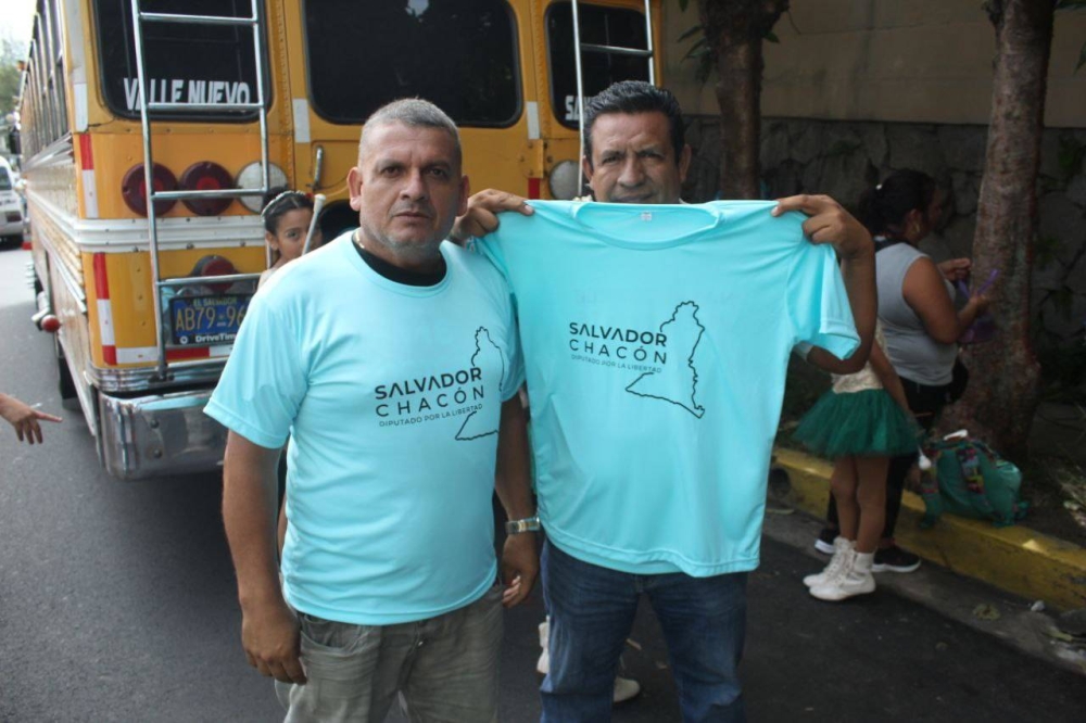 En el evento hubo camisetas del diputado Salvador Chacón, presidente de la Comisión de Obras Públicas de la Asamblea Legislativa y quien aspira a la reelección legislativa. / Emerson del Cid.
